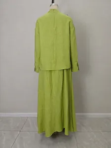 Ensemble deux pièces tricoté vert herbe avec haut à col montant et jupe longue pour femme