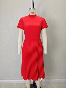 Robe rouge plissée à manches courtes et taille haute avec col montant rétro élégant