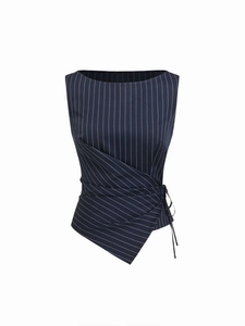 Détail du haut sans manches à rayures bleu marine avec taille croisée et nœud latéral