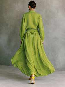 Ensemble haut en maille à col montant et jupe longue verte avec taille plissée élégante