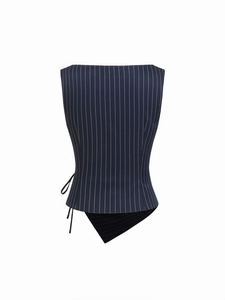 Détail du haut sans manches à rayures bleu marine avec ourlet asymétrique et lien