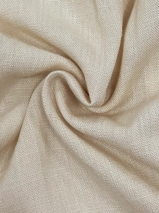 Makroaufnahme von atmungsaktivem beige Leinen-Baumwoll-Mischgewebe mit Webstruktur