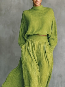 Ensemble chic deux pièces vert herbe avec haut en tricot à col montant et jupe longue