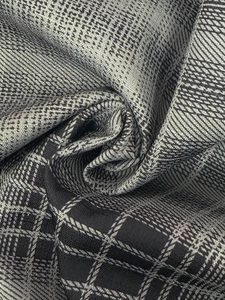 Macro-opname van geruite stof met hoge dichtheid, elegante drapering en geometrie