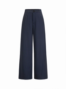 Détail du pantalon large à rayures bleu marine à taille haute et fermeture boutonnée noire