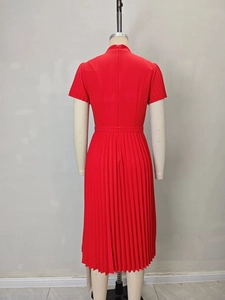 Robe midi plissée rouge élégante à manches courtes avec taille haute et col montant
