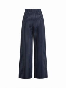 Détail du pantalon large bleu marine à rayures verticales blanches et taille élastique