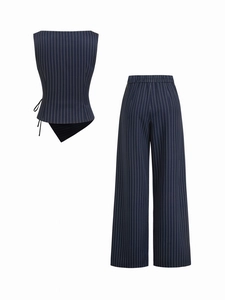 Détail d'ensemble à rayures bleu marine avec laçage latéral et ourlet irrégulier