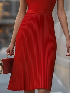 Détail de l'élégante jupe plissée rouge et de la pochette de luxe ornée de paillettes