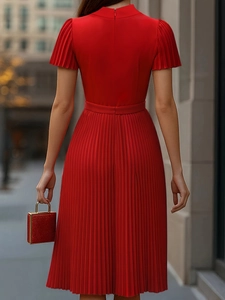 Robe rouge plissée élégante de style français avec taille haute et col montant