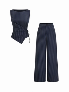 Ensemble tailleur deux pièces à rayures bleu marine avec haut sans manches et pantalon large