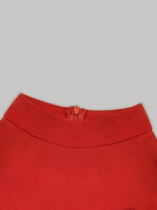 Vue détaillée d'une robe rouge avec fermeture éclair invisible et texture de tissu