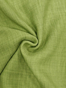 Gros plan sur un tissu chenille vert avec texture tissée en sergé et finition en velours