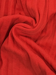 Robe rouge plissée à taille haute en mousseline douce avec texture élégante