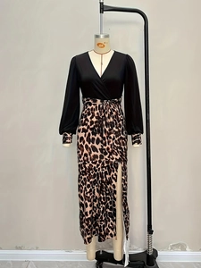 Robe longue élégante à col en V, haut noir et jupe fendue à imprimé léopard avec ceinture