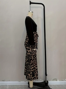 Détail de la jupe léopard élégante avec ceinture à nouer sur robe longue à col en V