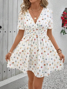 Damen Sommerkleid mit V-Ausschnitt, buntem Blumenmuster und geraffter Taille