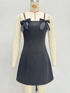 Robe courte noire élégante avec nœuds en cristal en forme de cœur et coupe évasée