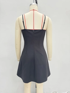 Vue détaillée du dos de la mini-robe noire avec fines bretelles et fermeture éclair cachée