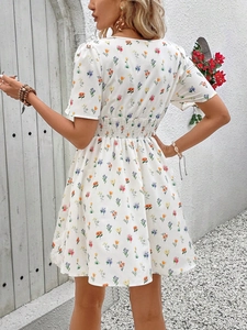 Französisches Blumenkleid mit kurzen Ärmeln und elastischer Taille für den Sommerurlaub