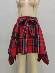 Jupe courte à carreaux rouges avec ourlet asymétrique et nœud à la taille pour femme