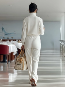 Ensemble de sport blanc en maille côtelée pour femme avec haut à col montant