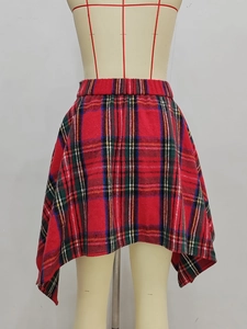 Mini-jupe à carreaux rouges de style britannique avec ourlet asymétrique et motif tartan