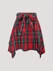 Détail d'une jupe écossaise rouge avec ceinture à nœud et ourlet plissé asymétrique