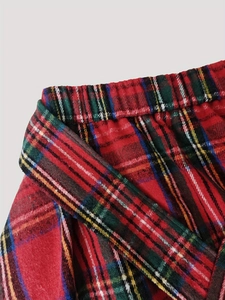 Détail de mini-jupe à carreaux rouges avec taille élastique et ceinture en flanelle
