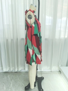 Vue latérale d'une robe sans manches élégante avec des motifs géométriques de blocs couleurs