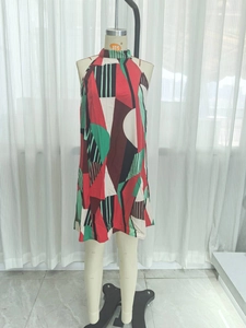 Robe courte élégante à licou sans manches avec des imprimés géométriques abstraits colorés