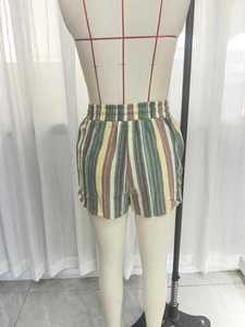 Détail du dos d'un short d'été rayé avec des lignes verticales colorées et une taille élastique