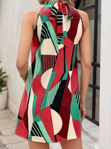 Robe licou élégante sans manches avec motifs géométriques colorés et nœud au dos