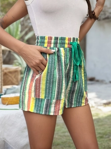 Détail du short à rayures verticales colorées avec cordon de serrage et poches latérales