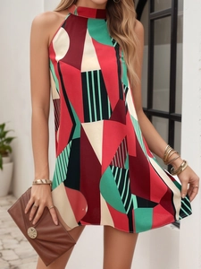 Détail d'une robe courte sans manches aux motifs géométriques abstraits colorés