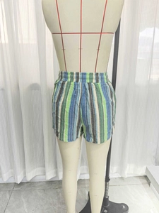 Vue détaillée du short d'été à rayures verticales avec taille élastique et design bicolore