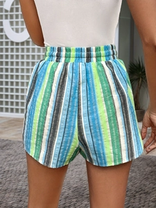 Vue arrière du short rayé à taille haute pour femmes avec motif coloré et ceinture élastique