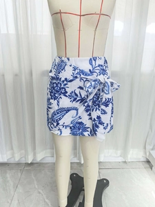 Mini-jupe portefeuille vintage fleurie pour femme avec nœud à la taille bleu et blanc