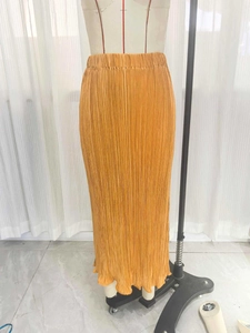 Detailaufnahme des gelben plissierten Maxirocks mit hoher Taille und feiner Faltenstruktur