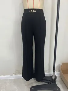 Elegante schwarze Hose mit hoher Taille, weitem Bein und dekorativen goldenen Ringen