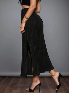 Seitenansicht eines schwarzen High-Waist-Plissee-Maxirocks mit elegantem Seitenschlitz