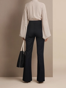 Elegante Polka-Dot-Bluse mit Puffärmeln und schwarzer High-Waist-Hose mit geradem Bein