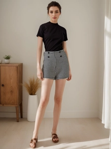 Γυναικείο καλοκαιρινό σορτς houndstooth με ψηλή μέση και μαύρο πλεκτό t-shirt σύνολο
