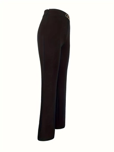 Detailansicht der schwarzen Hose mit hohem Bund, Seitenreißverschluss und Goldkette