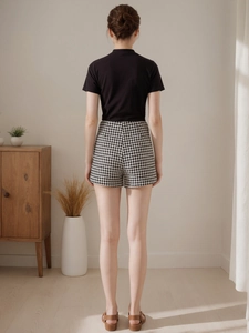 Γυναικείο σετ με σορτς houndstooth και μαύρη πλεκτή μπλούζα, πίσω όψη για το καλοκαίρι