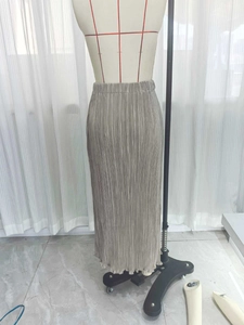 Detail eines Plisseerocks mit hoher Taille, feiner Textur und elastischem Bund