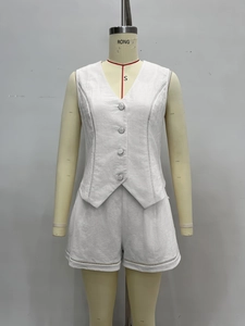 Damen-Set aus weißer V-Ausschnitt-Weste und Shorts mit elegantem Hohlsaum-Detail im Set