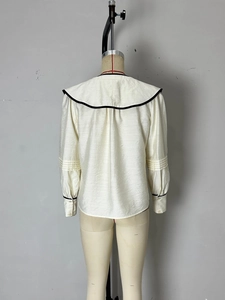 Chemisier beige à manches longues de style français avec bords ondulés et col marin contrasté