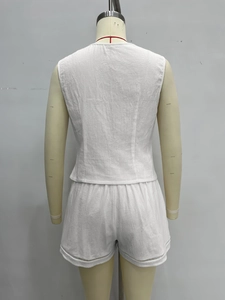Detail des weißen sommerlichen Zweiteilers mit ärmellosem Top und Shorts mit Lochmuster