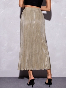 Detail eines plissierten Maxirocks in Champagnergold mit hoher Taille und Gummizug